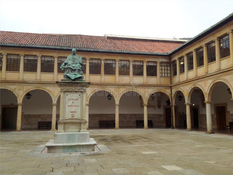 Estatua del arzobispo Fernando de Valdes Salas, fundador de la universidad de Oviedo Claustro viejo Oviedo Asturias, España foto de archivo libre de regalías Estatua del arzobispo Fernando de Valdes Salas, fundador de la universidad de Oviedo Claustro viejo Oviedo Asturias, España foto de archivo libre de regalías