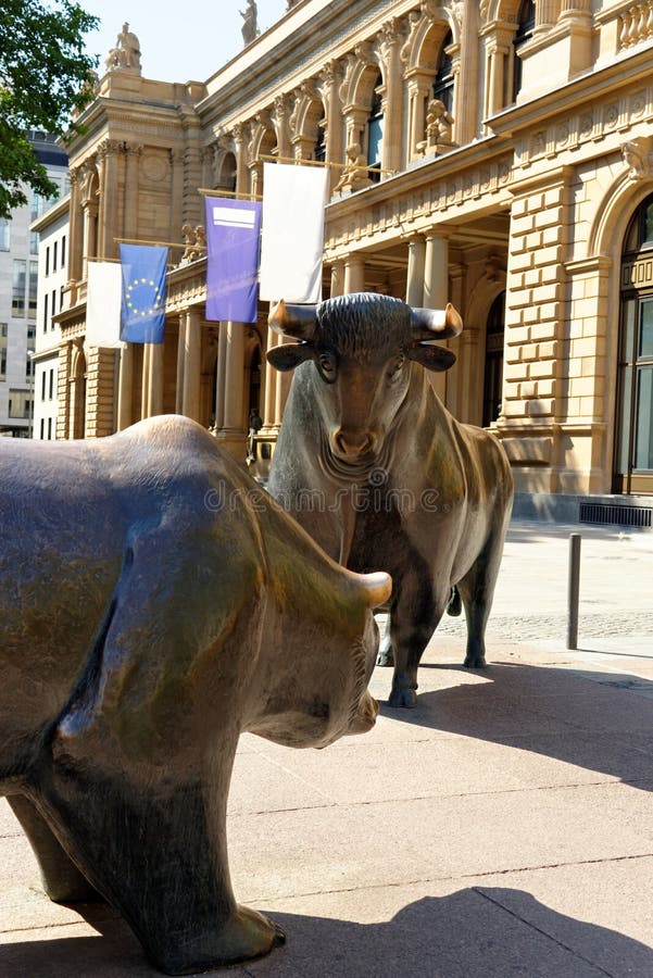 Estatua del 'Bull & Bear' en la Bolsa de Valores de Fráncfort del Meno, Alemania imagen de archivo libre de regalías Estatua del 'Bull & Bear' en la Bolsa de Valores de Fráncfort del Meno, Alemania imagen de archivo libre de regalías