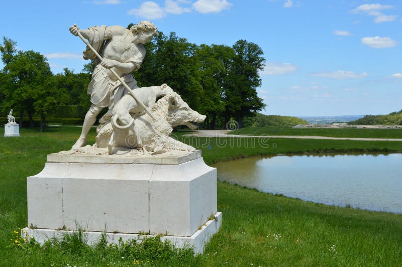 Estatua del cazador por el lago, el parque de Marly Estate, Louveciennes imagenes de archivo Estatua del cazador por el lago, el parque de Marly Estate, Louveciennes imagenes de archivo