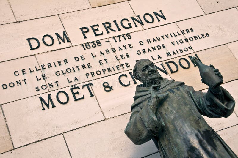 Estatua del monje Dom Perignon, a la entrada de la casa de Champagne Moët & Chandon en la Francia del Epernay