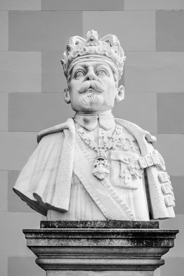 Fernando I Del Busto De Rumania En La Ciudadela De La Ciudad De Alba Iulia En Rumania Foto de archivo - Imagen de ferdinand, rumano: 106655682