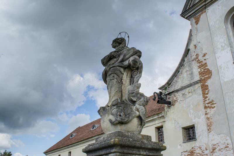 Estatua del santo en la iglesia de los capuchones cerca del castillo de Olesko foto de archivo Estatua del santo en la iglesia de los capuchones cerca del castillo de Olesko foto de archivo