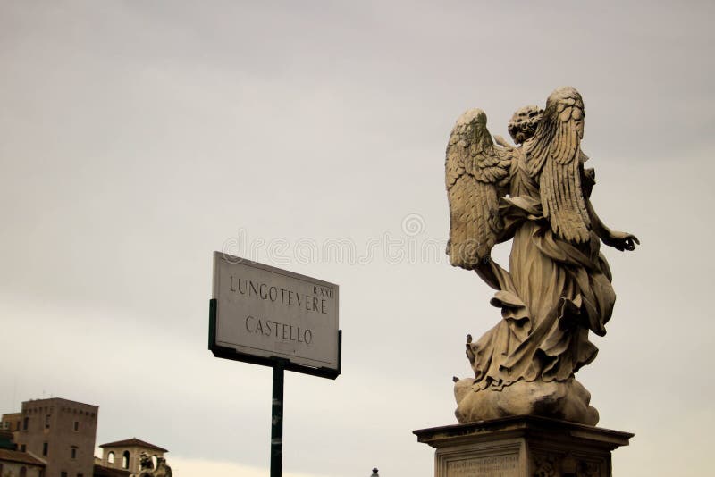 Estatua del ángel de Lungotevere Castello, en la Ciudad del Vaticano Roma Italia fotografía de archivo libre de regalías Estatua del ángel de Lungotevere Castello, en la Ciudad del Vaticano Roma Italia fotografía de archivo libre de regalías
