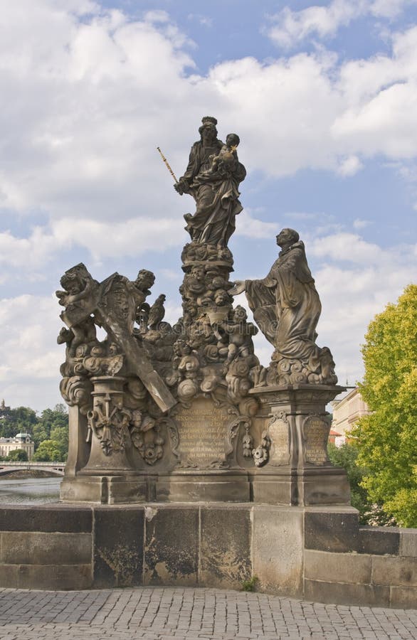 Estatua en el puente de Charles, Praga fotografía de archivo Estatua en el puente de Charles, Praga fotografía de archivo