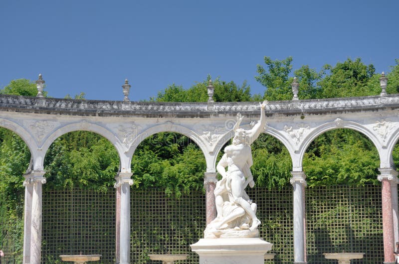 Estatua en jardín francés clásico fotos de archivo libres de regalías Estatua en jardín francés clásico fotos de archivo libres de regalías