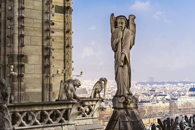 Estatua en la cima de Notre Dame de Paris Cathedral fotografía de archivo Estatua en la cima de Notre Dame de Paris Cathedral fotografía de archivo