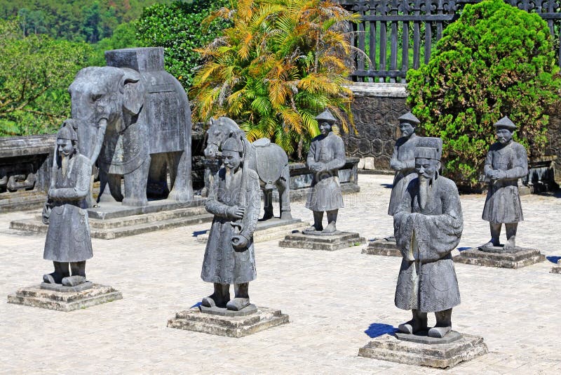 Estatua en la tumba imperial de Khai Dinh, sitio de Hue Vietnam Unesco World Heritage fotos de archivo libres de regalías Estatua en la tumba imperial de Khai Dinh, sitio de Hue Vietnam Unesco World Heritage fotos de archivo libres de regalías