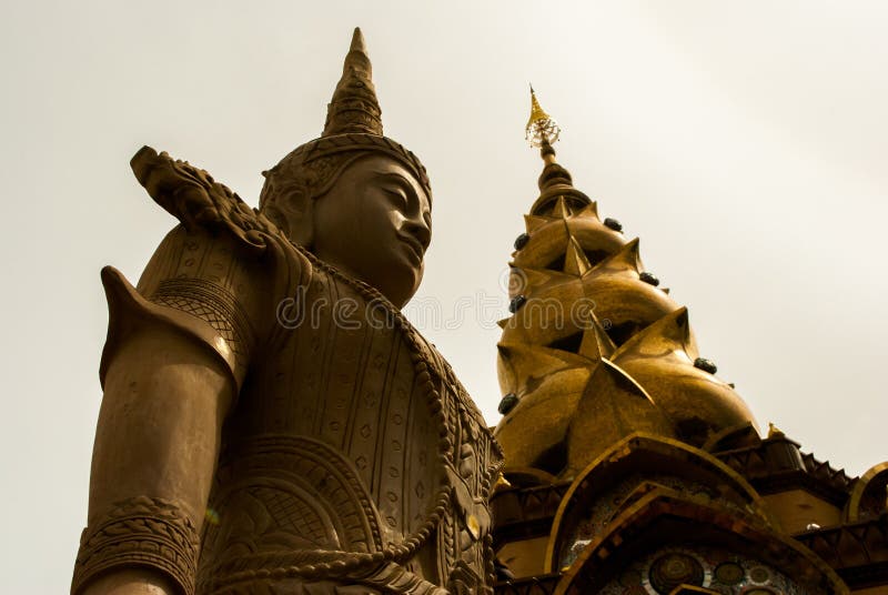 Estatua gigante delante de la pagoda fotografía de archivo libre de regalías Estatua gigante delante de la pagoda fotografía de archivo libre de regalías