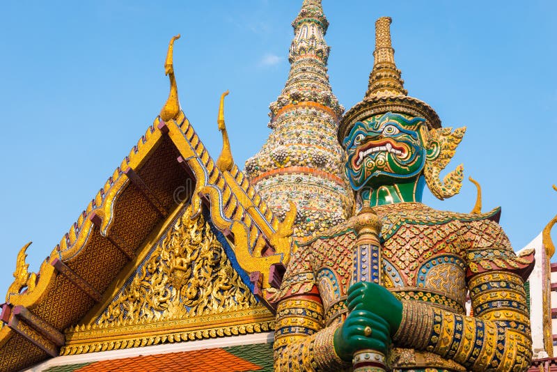 Estatua gigante en el templo de Emerald Buddha (kaew del pra de Wat), palacio magnífico, Bangkok, Tailandia