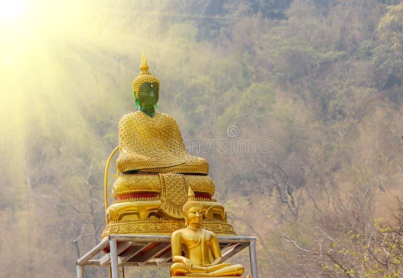 Estatua grande de Buda en la puesta del sol Tailandia fotografía de archivo libre de regalías Estatua grande de Buda en la puesta del sol Tailandia fotografía de archivo libre de regalías
