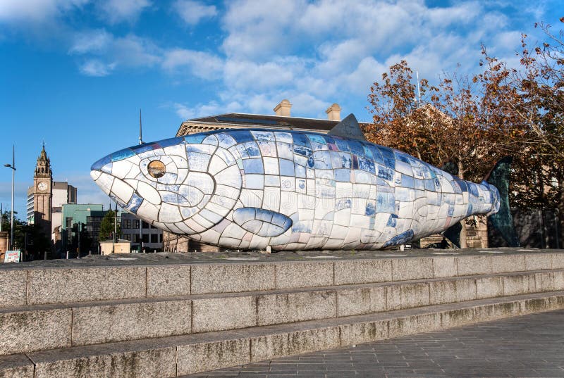 Estatua grande de los pescados en Belfast, Irelnad septentrional fotos de archivo Estatua grande de los pescados en Belfast, Irelnad septentrional fotos de archivo