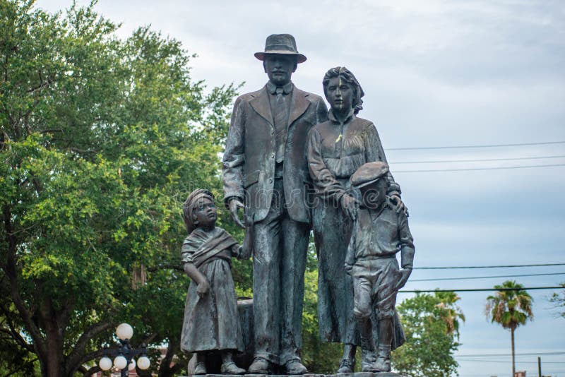 Estatua De Inmigrantes En Parque Fotos De Stock - Descarga 35 ...