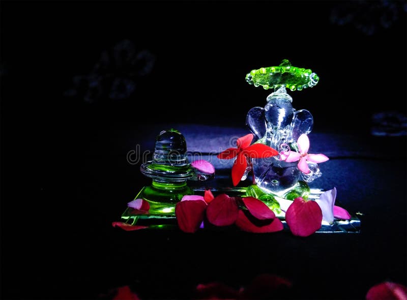 Estatua/ídolo de Ganesha al lado de Shiva Linga, hecha de Crystal Glass fotos de archivo Estatua/ídolo de Ganesha al lado de Shiva Linga, hecha de Crystal Glass fotos de archivo