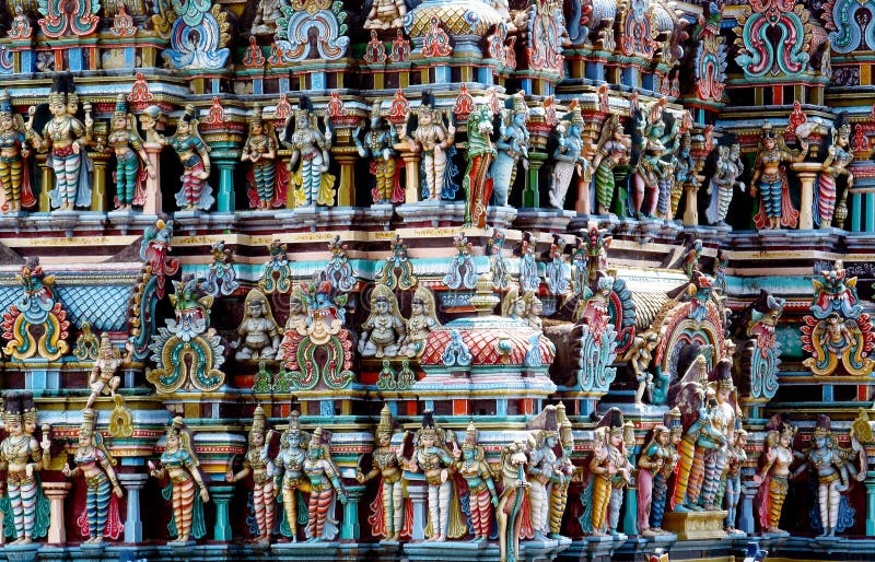 Estatuas coloridas hindúes de dioses en un gopuram en la India
