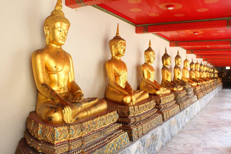 Estatuas de Buda de la meditación en el pho del wat del templo budista, Bangkok, foto de archivo Estatuas de Buda de la meditación en el pho del wat del templo budista, Bangkok, foto de archivo