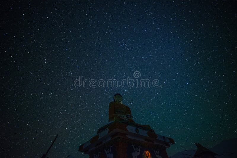 Estatuas de Buda debajo de las estrellas de millones en Himalaya - valle del spiti fotos de archivo Estatuas de Buda debajo de las estrellas de millones en Himalaya - valle del spiti fotos de archivo