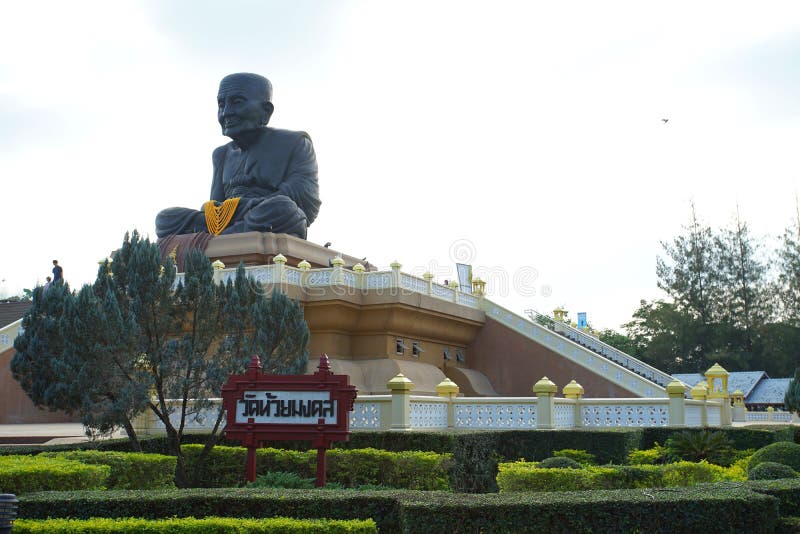 Estatuas del monje budista en Wat Huay Mongkol foto de archivo libre de regalías Estatuas del monje budista en Wat Huay Mongkol foto de archivo libre de regalías