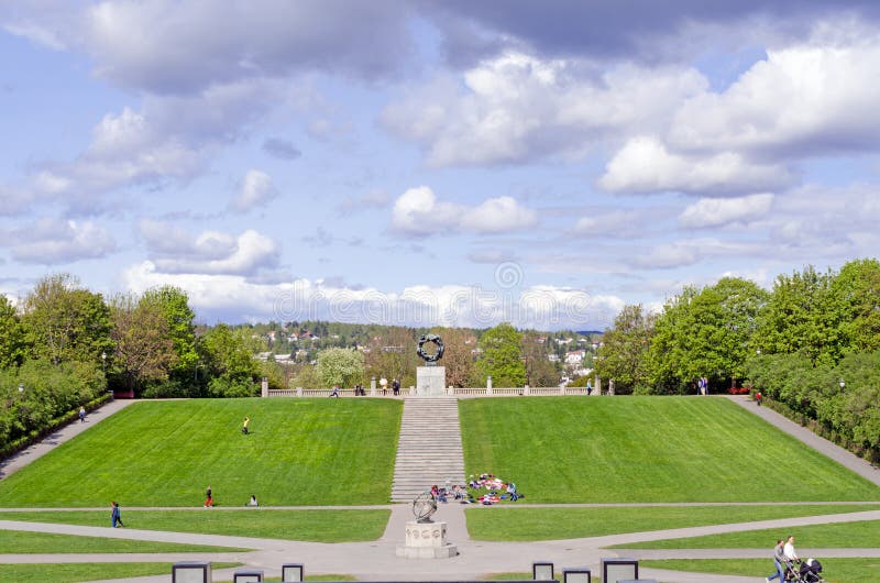 Estatuas en el parque de Vigeland en el círculo de Oslo fotografía de archivo libre de regalías Estatuas en el parque de Vigeland en el círculo de Oslo fotografía de archivo libre de regalías