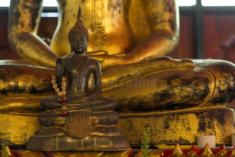 Estatuas pequeñas y grandes de Buda fotos de archivo libres de regalías Estatuas pequeñas y grandes de Buda fotos de archivo libres de regalías