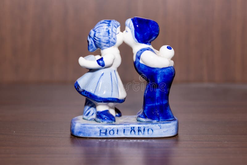 Estatueta azul da louça de Delft de pares holandeses de beijo fotografia de stock Estatueta azul da louça de Delft de pares holandeses de beijo fotografia de stock