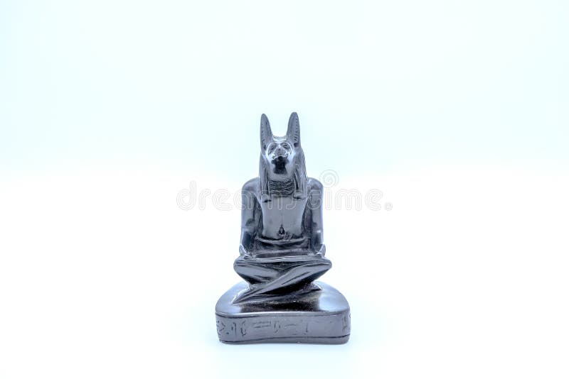 Estatueta de prata de um chacal que simboliza o deus egípcio Anubis fotografia de stock royalty free Estatueta de prata de um chacal que simboliza o deus egípcio Anubis fotografia de stock royalty free