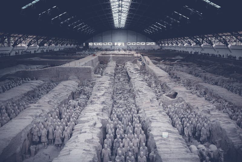 Estatuetas de Qin Terra-Cotta Warriors e dos cavalos imagem de stock royalty free Estatuetas de Qin Terra-Cotta Warriors e dos cavalos imagem de stock royalty free