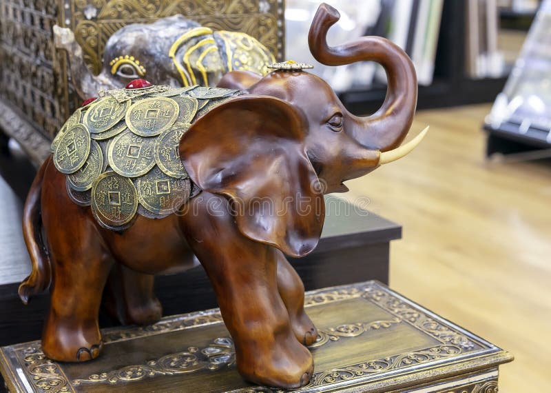 Estatuilla de madera de un elefante adornado con las monedas imagenes de archivo Estatuilla de madera de un elefante adornado con las monedas imagenes de archivo