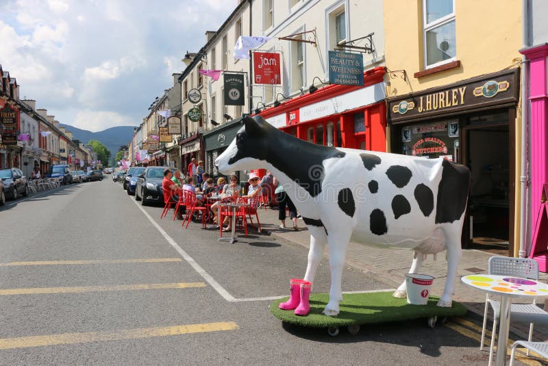 Estatuto de una vaca manchada blanco y negro, cañada, Irlanda fotos de archivo libres de regalías Estatuto de una vaca manchada blanco y negro, cañada, Irlanda fotos de archivo libres de regalías