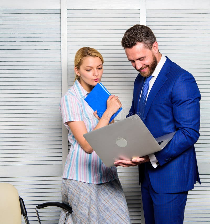 Estatísticas dos dados da informação da mostra do sócio comercial do escritório em linha Peça a opinião do colega Portátil da pos imagem de stock Estatísticas dos dados da informação da mostra do sócio comercial do escritório em linha Peça a opinião do colega Portátil da pos imagem de stock