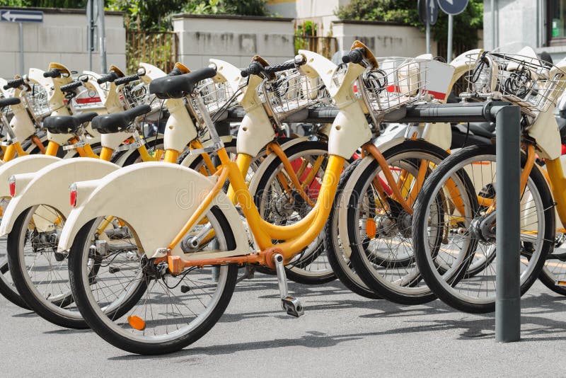 Estação alugado da bicicleta no estacionamento público da rua da cidade imagem de stock Estação alugado da bicicleta no estacionamento público da rua da cidade imagem de stock