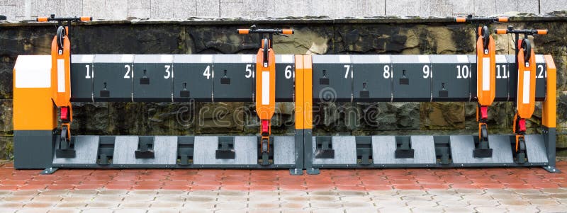 Estação alugado ou suporte dos 'trotinette's do pontapé imagens de stock Estação alugado ou suporte dos 'trotinette's do pontapé imagens de stock