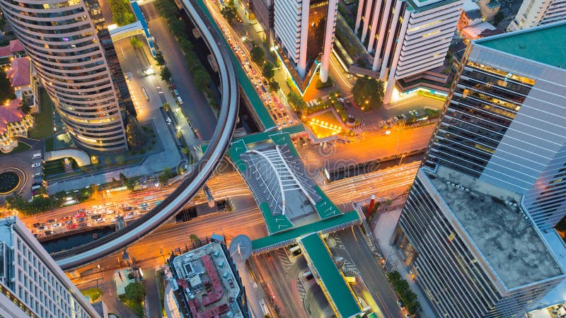 Estação de caminhos-de-ferro intercambiado e do centro da estrada de cidade da vista aérea, opinião da noite imagem de stock Estação de caminhos-de-ferro intercambiado e do centro da estrada de cidade da vista aérea, opinião da noite imagem de stock