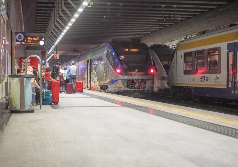 Estação de Porta Susa em Turin imagem de stock Estação de Porta Susa em Turin imagem de stock