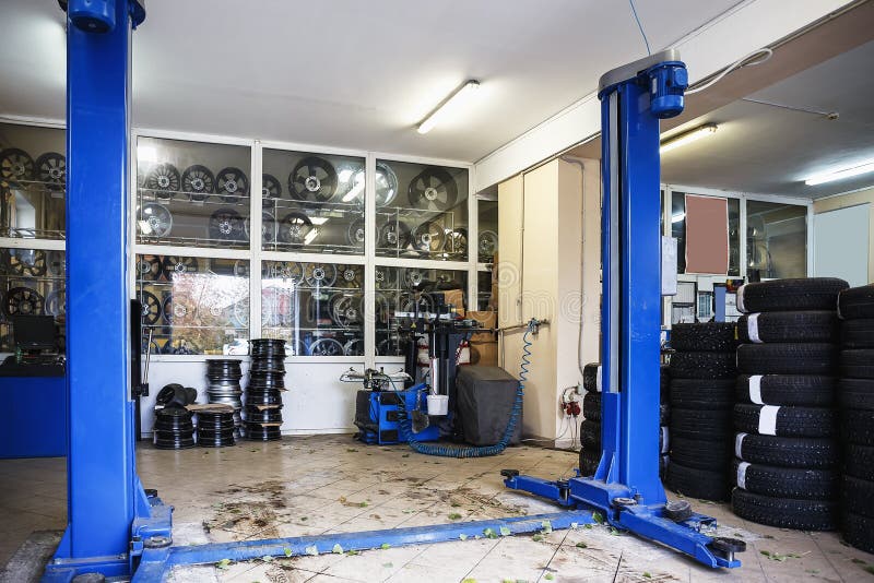 Estação do carro ou da reparação de automóveis ou garagem automotivo da indústria de serviços fotos de stock Estação do carro ou da reparação de automóveis ou garagem automotivo da indústria de serviços fotos de stock