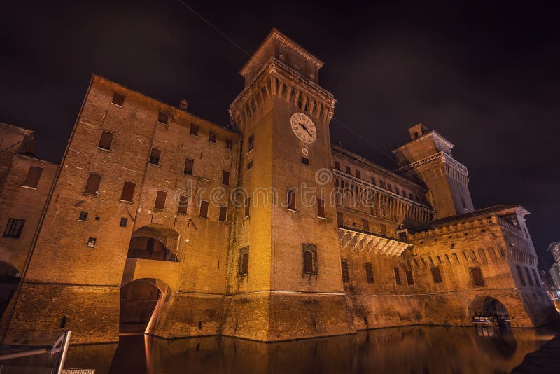 Estense kasztel Renesansowy miasteczko Ferrara przy nocą zdjęcia stock Estense kasztel Renesansowy miasteczko Ferrara przy nocą zdjęcia stock
