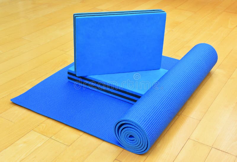 Estera y ladrillos azules del ejercicio para la yoga o Pilates imágenes de archivo libres de regalías Estera y ladrillos azules del ejercicio para la yoga o Pilates imágenes de archivo libres de regalías