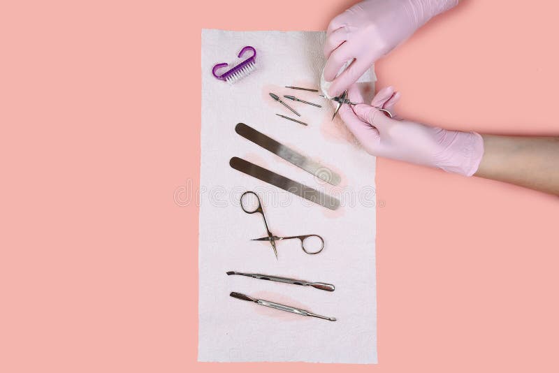 Pinças de prego na mão do mestre manicure feminino colocando a