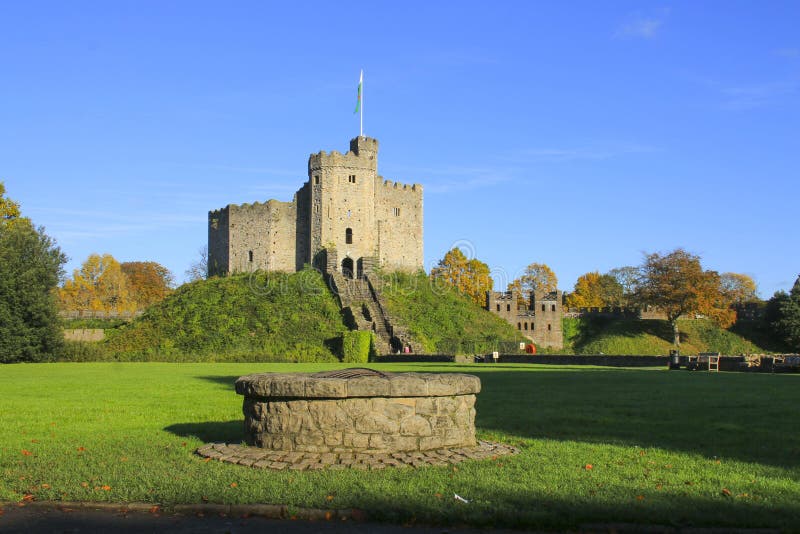 Esterno del castello di Cardiff nel centro di Cardiff nel sole di autunno fotografie stock Esterno del castello di Cardiff nel centro di Cardiff nel sole di autunno fotografie stock