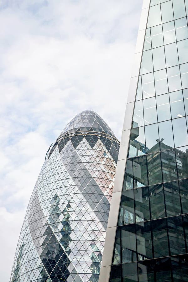 Esterno del Gherkin, edificio 30 St. Mary Ax con cielo blu a Londra fotografia stock libera da diritti Esterno del Gherkin, edificio 30 St. Mary Ax con cielo blu a Londra fotografia stock libera da diritti