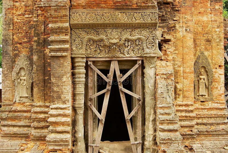 Esterno dell'entrata al tempio di Lolei in Siem Reap, Cambogia fotografia stock Esterno dell'entrata al tempio di Lolei in Siem Reap, Cambogia fotografia stock