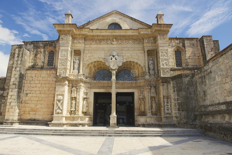 Esterno dell'entrata anteriore alla cattedrale di Santa Maria la Menor in Santo Domingo, Repubblica dominicana immagine stock libera da diritti Esterno dell'entrata anteriore alla cattedrale di Santa Maria la Menor in Santo Domingo, Repubblica dominicana immagine stock libera da diritti