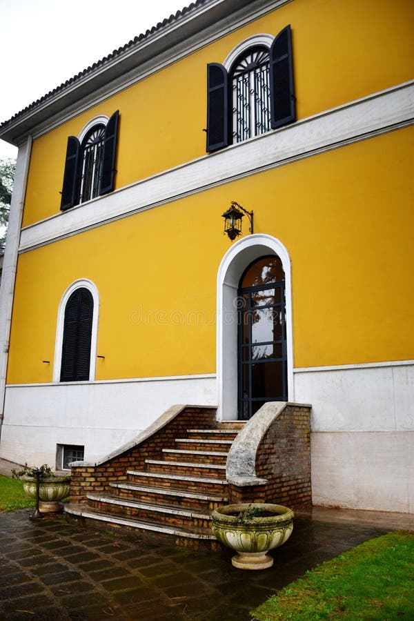 Esterno della casa di stile romano, Roma Italia immagini stock Esterno della casa di stile romano, Roma Italia immagini stock