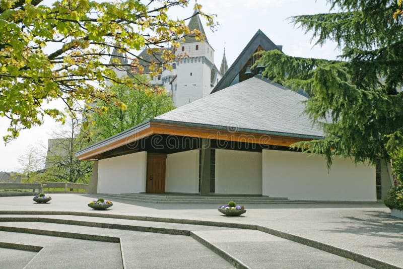 Esterno della chiesa europea moderna fotografia stock