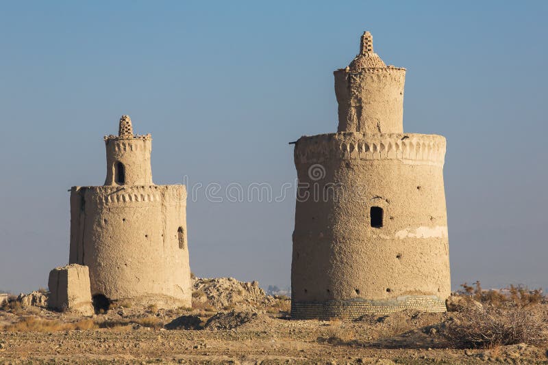 Esterno delle piccionaie tradizionali nella provincia di Yazd, Iran fotografia stock Esterno delle piccionaie tradizionali nella provincia di Yazd, Iran fotografia stock