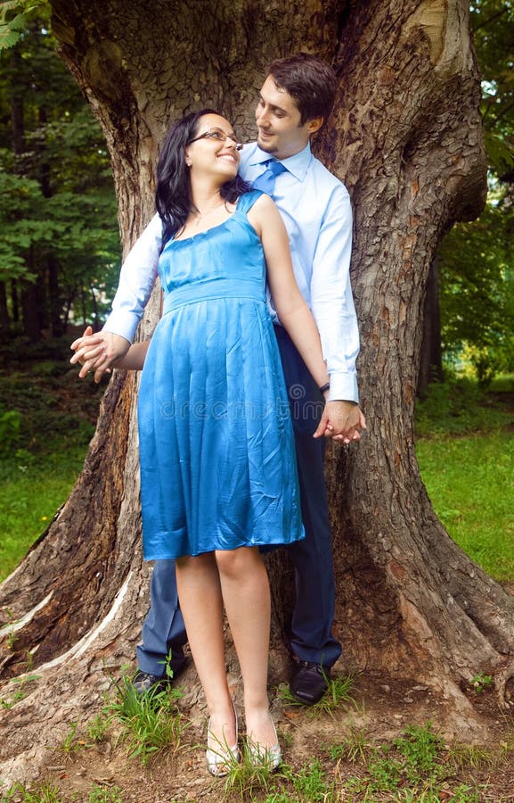 Coppia felice e carina all'aperto immagine stock