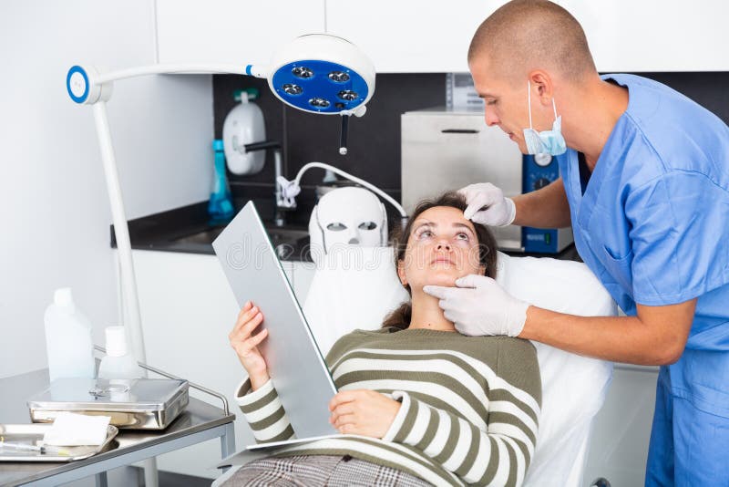 Esteticista Que Examina La Piel Femenina De La Cara Después De  Procedimiento Imagen de archivo - Imagen de carrera, emociones: 201612781