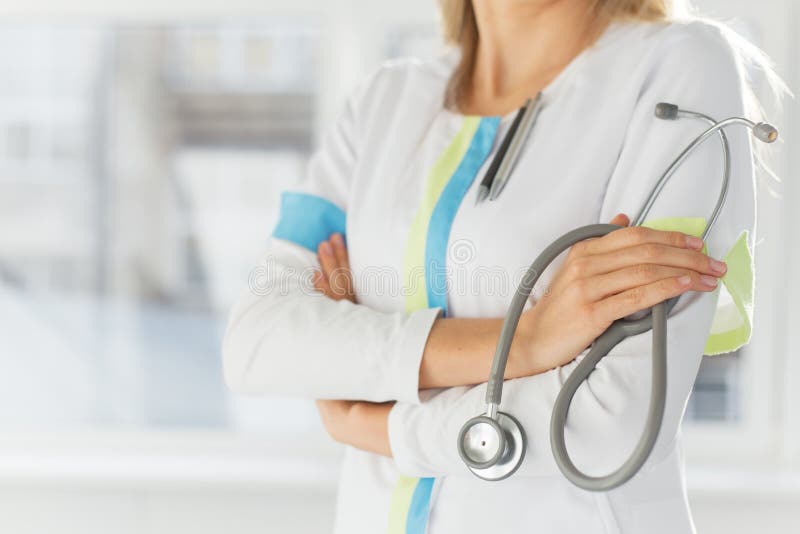 Estetoscopio femenino de la explotación agrícola del doctor imágenes de archivo libres de regalías Estetoscopio femenino de la explotación agrícola del doctor imágenes de archivo libres de regalías