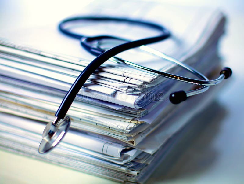 Estetoscopio médico en la pila de papel fotografía de archivo libre de regalías Estetoscopio médico en la pila de papel fotografía de archivo libre de regalías