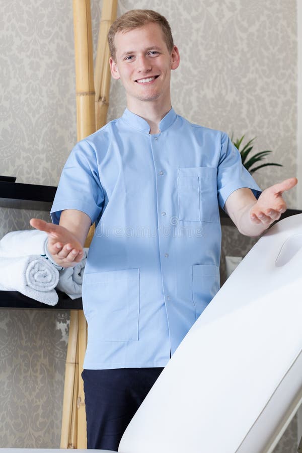 Esthéticien masculin prêt à travailler image libre de droits Esthéticien masculin prêt à travailler image libre de droits