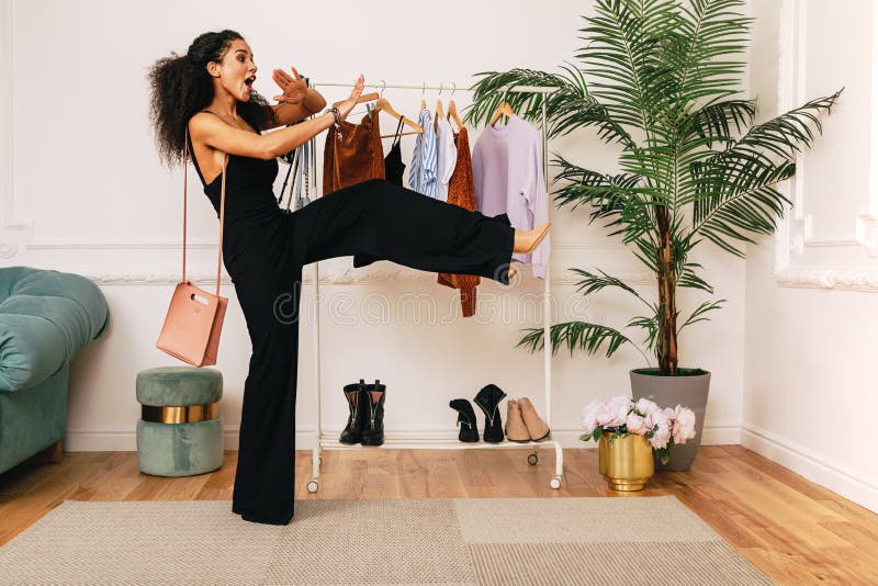 Estilista de la moda que ríe en estudio imagen de archivo libre de regalías Estilista de la moda que ríe en estudio imagen de archivo libre de regalías